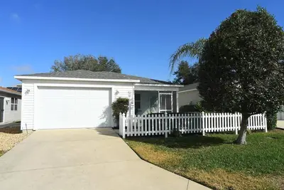 Image de 2br/2ba with electric golf cart, 5 minutes to Lake Sumter and 466 shopping.