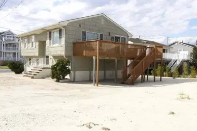Image de Oce1506 | 4br 2 ba home, directly next to private beach entrance, 10 badges included!