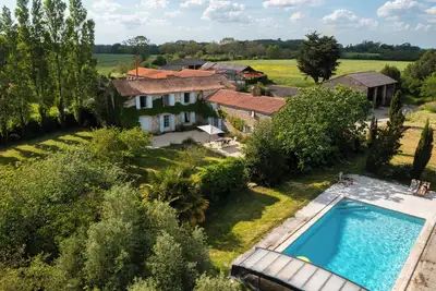 Image de Havre de Paix : Maison de campagne avec piscine et grand jardin, proche mer.