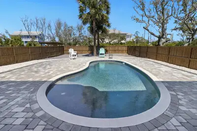 Image de New Listing! Sunset Beach House sleeps 6, steps from beach! Private pool!