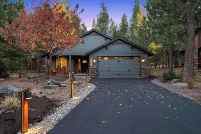 Image de Gracious Sunriver Home Fronts River and Forest with King Suite, Patio, Hot Tub!