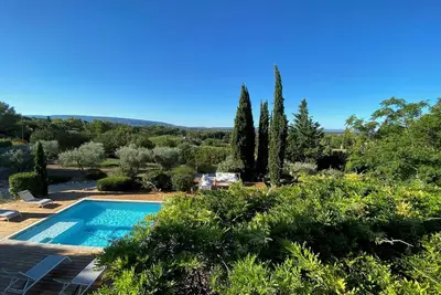 Image de Villa spacieuse au calme avec une magnifique vue sur le Luberon et les Alpilles