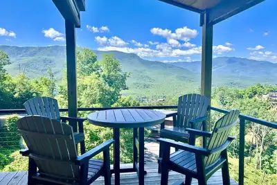 Image de Luxury cabin with views, theater, game room, and hot tub.