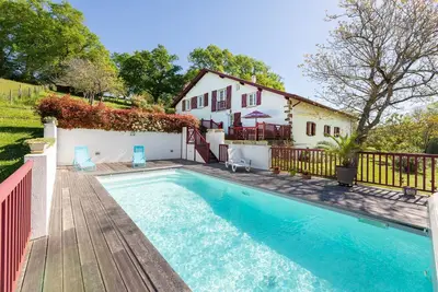 Image de L'Errekaldea - Vue montagne et piscine privée