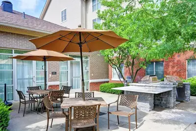 Image de 2 Convenient Suites Near Airport | Free Parking | Seasonal Pool | Kitchen