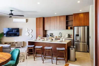 Image de Stylish Poolside Condo 2 Blocks To Beach or Downtown Plaza!