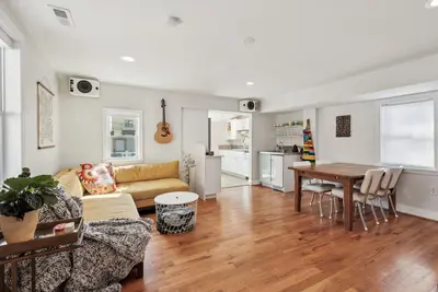 Image de Blue Moon Beach Cottage: our quiet family home with parking 900 feet to beach