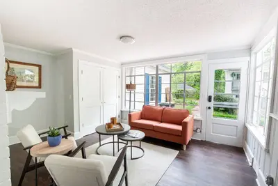 Oakwood Retreat:Charming Historic Home sleeps 8
