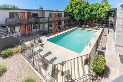 Chic Condo Near Dt! Pool, Parking