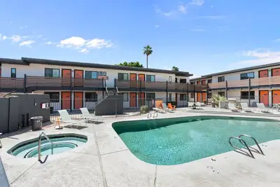 Chic Condo Near Dt! Pool and Parking