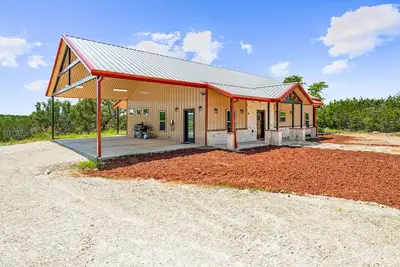 Image de Beautiful ranch home in the hill country Sw of Glen Rose, Texas.