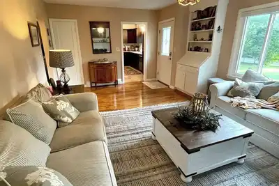 Image de Cozy cottage with walking trails, close to beaches and local history!