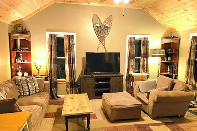 Image de Walk to everything! 2 Bedroom 1 Bath Home in town.