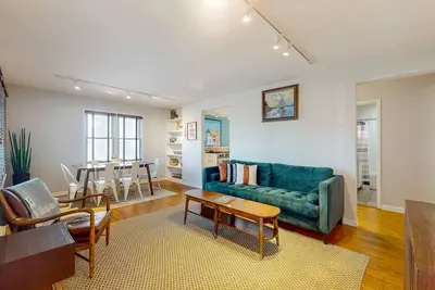 Charming getaway with fenced yard, sunroom, washer/dryer, central Ac