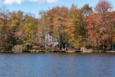 Image de Lakefront Pocono Retreat: Views, Hot Tub, Dock, Fire Pit