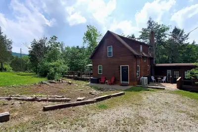 Image de Quiet, country 2 bedroom, 1 bath cabin with 2 optional attached guest apartments