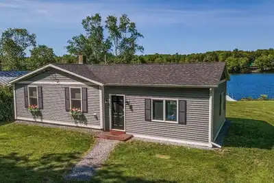 Image de Peaceful Lakeside Getaway with Hot Tub, Dock, Large Yard and Amazing Sunsets!