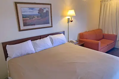 Image de King Bed Non SmokingaKing Bed Non Smoking, Red Carpet Inn, Complimentary Parking, Close to Downtown