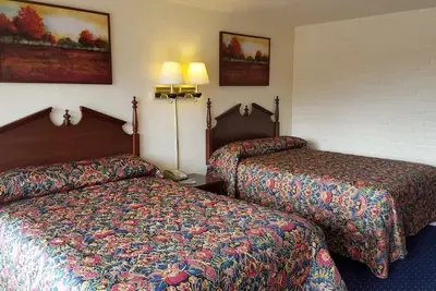 2 Double Beds Non Smoking, Red Carpet Inn, Mini-Fridge, Near Virginia Tech