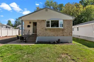 Image de Updated ranch Home 4 minutes from the beach on a quiet end street.