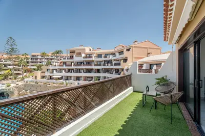Image de Appartement de vacances '3 Palmeras Albatros' avec piscine partagée, balcon et Wi-Fi