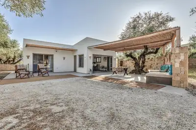 Image de Maison de vacances 'Natura Oliva House' avec vue sur la montagne, terrasse privée et Wi-Fi