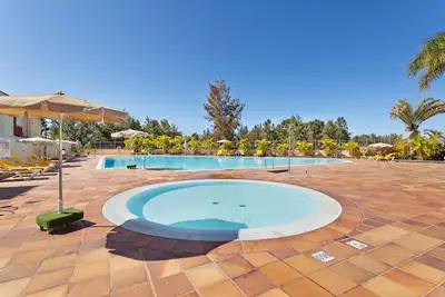 Image de Maison de vacances 'Isabel Home For Families' avec piscine partagée, Wi-Fi et climatisation