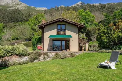 Image de Maison de vacances 'La Llosa Del Valle' avec vue sur la montagne, terrasse privée et jardin privé