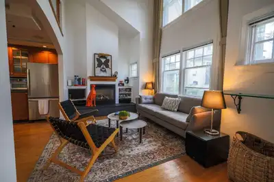 Image de Cozy Cliff Bungalow Cottage: Inner City Oasis with Home Theater and Parking!
