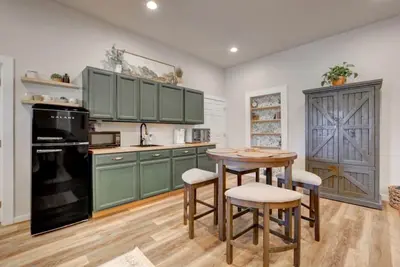Image de Spacious Guesthouse w\/King Bed, Fireplace, 65\" Tv, Close to Airport, Central Pt