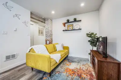 Image de Retro Modern Suite - 1b/Full Kitchen/Office/Private Backyard/Mt. Rainier/Dt