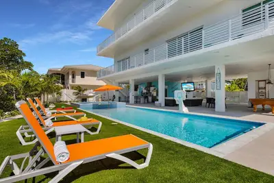 Image de Brand new, pool/spa, steps away from beach, elevator, dock/ice machine sleeps 14