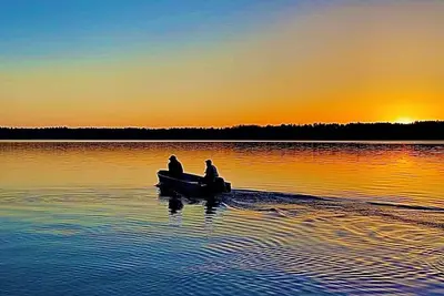 Image de Lake Home on Large Quiet Lake with Amazing Sunset Views
