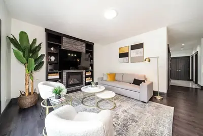 Image de *Luxury* Sleeps 10|King bed|Jacuzzi|10 Min to Wem