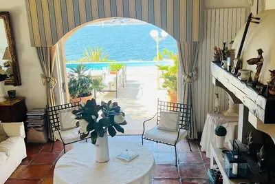 Image de Maison pied dans l'eau avec plage privée