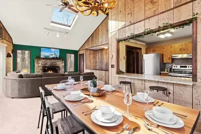 Image de Pocono Pines Chalet | Pool table | Spacious Dining