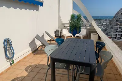 Image de Studio climatisé avec grande terrasse et parking privé, proche plage et commerces