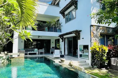 Image de Luxury villa 150m of the beach with heated swimming pool