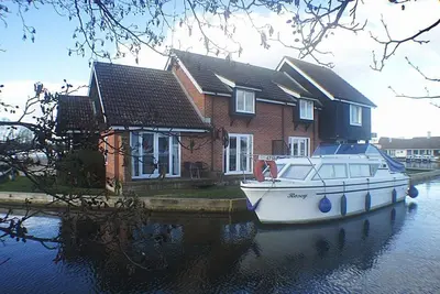 Image de Cosy and comfortable Riverside Cottage in Wroxham, the Gateway to the Broads
