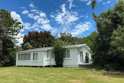 Image de Bishop Road's Original Farmhouse - Parapara Beach