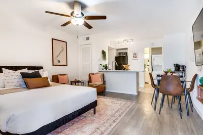 Image de Stylish Studio in Allandale | 10 mins to Downtown.