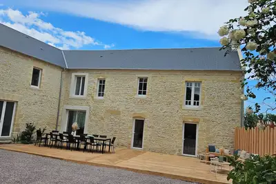 Image de L'écho des vagues : Grande maison en pierre entre terre et mer.