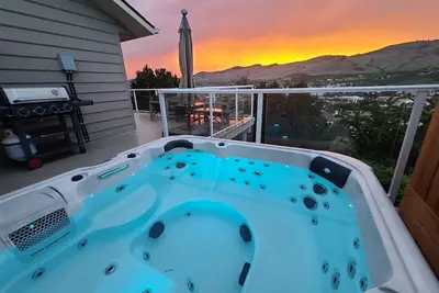 Image de Lake views beautiful 4 bedroom, 2 living rooms home with hot tub.