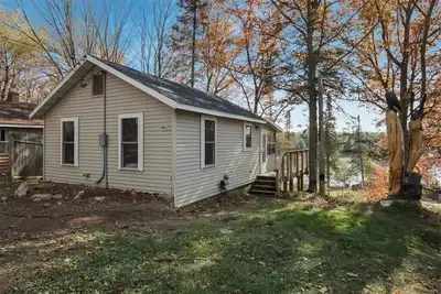 Image de Quiet cabin on Moose Lake in Hayward, Wisconsin.