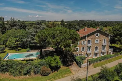 Image de Maison Bourgeoise avec piscine et parc dans le Gers pour 13 personnes.