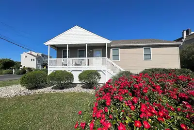 Image de Private Beach Block Retreat, 3 Bedrooms, 1 Block From Downtown, Great Location! !
