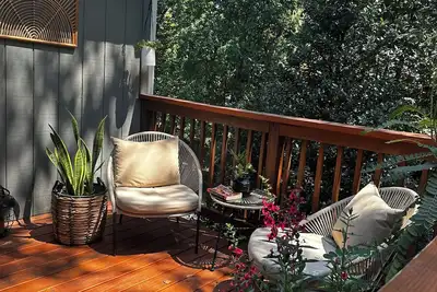 Image de The Treehouse Retreat: Come Enjoy Contemporary Charm Amidst Woodland Serenity