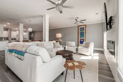 Image de Downtown's Newest Airbnb \"The Fiddle\"! ! !