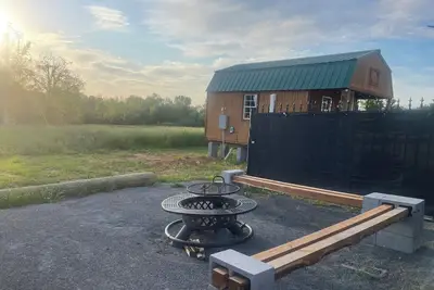 Image de Cozy cabin features features queen pullout and twin in loft. Pet friendly