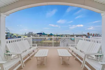 Image de Steps to Beach: Ocean Views, Sleeps 12, 5 Decks, 3 Cars, Loaded with Amenities!